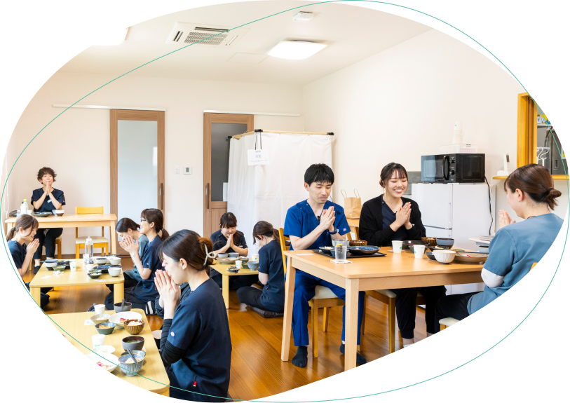 Feature 01 栄養バランスの取れた社員食堂と健康支援！